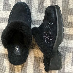 Ugg shearling platform clogs size 9.  Excellent used condition.